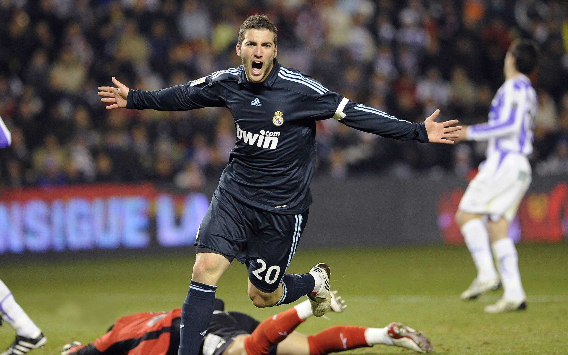 AYX官网-瑞士男足在巴黎奥运会比赛中以2-1战胜葡萄牙，瑞士男足队员